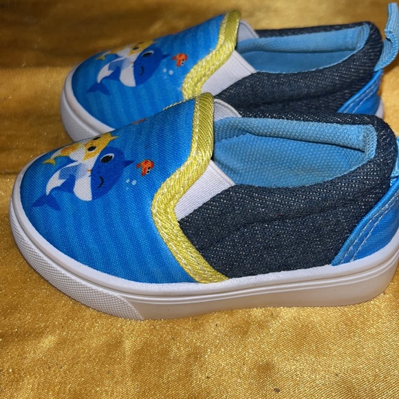 Baby Shark Babyboy Shoes - Picture 2 of 3
